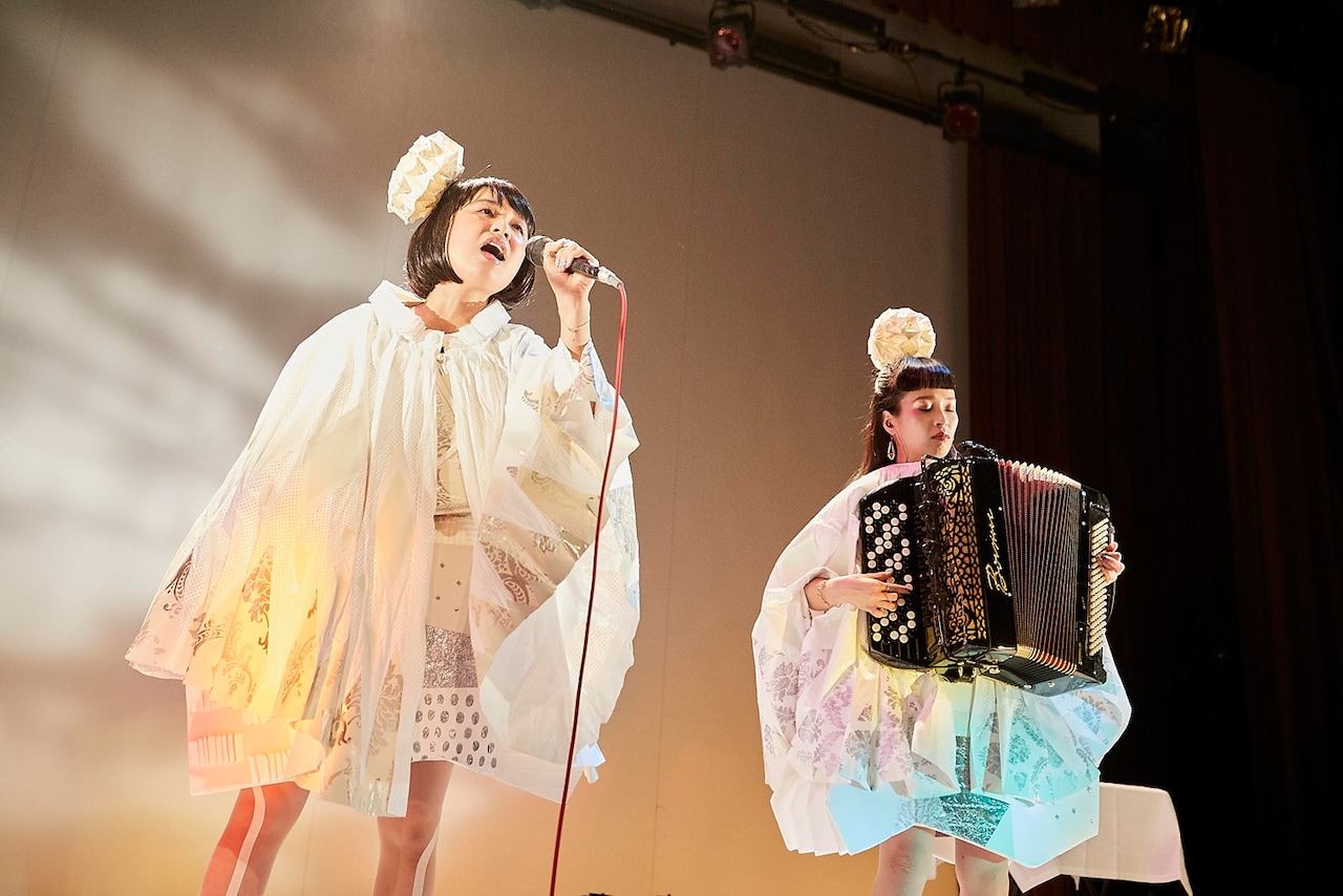 チャラン・ポ・ランタン、“紙”テーマの姉妹劇場で新曲たっぷり披露