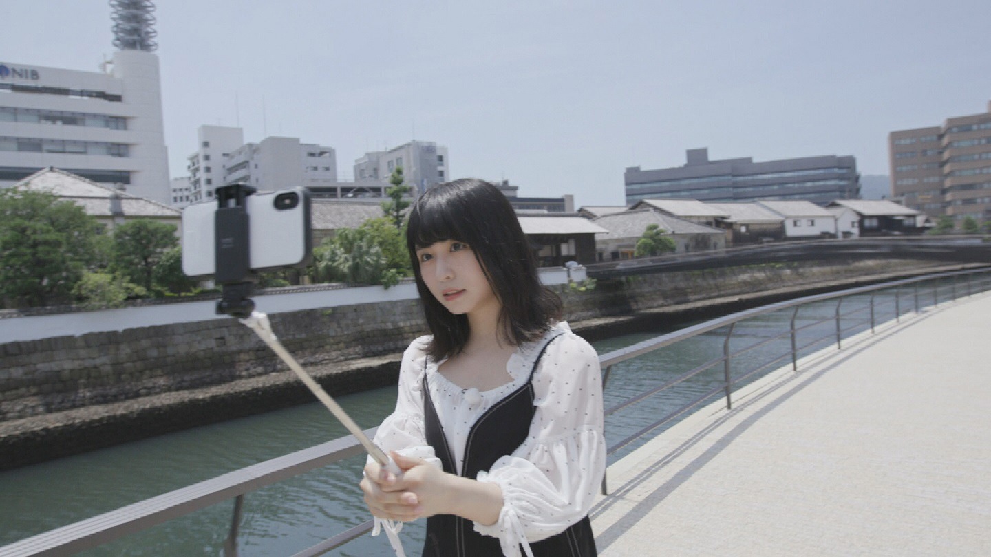 自撮り棒を手に調査する長濱ねる。