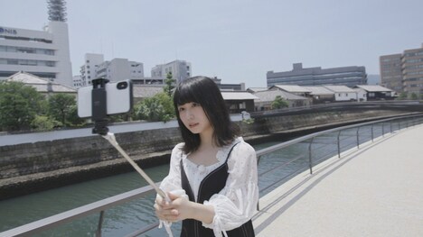 自撮り棒を手に調査する長濱ねる。