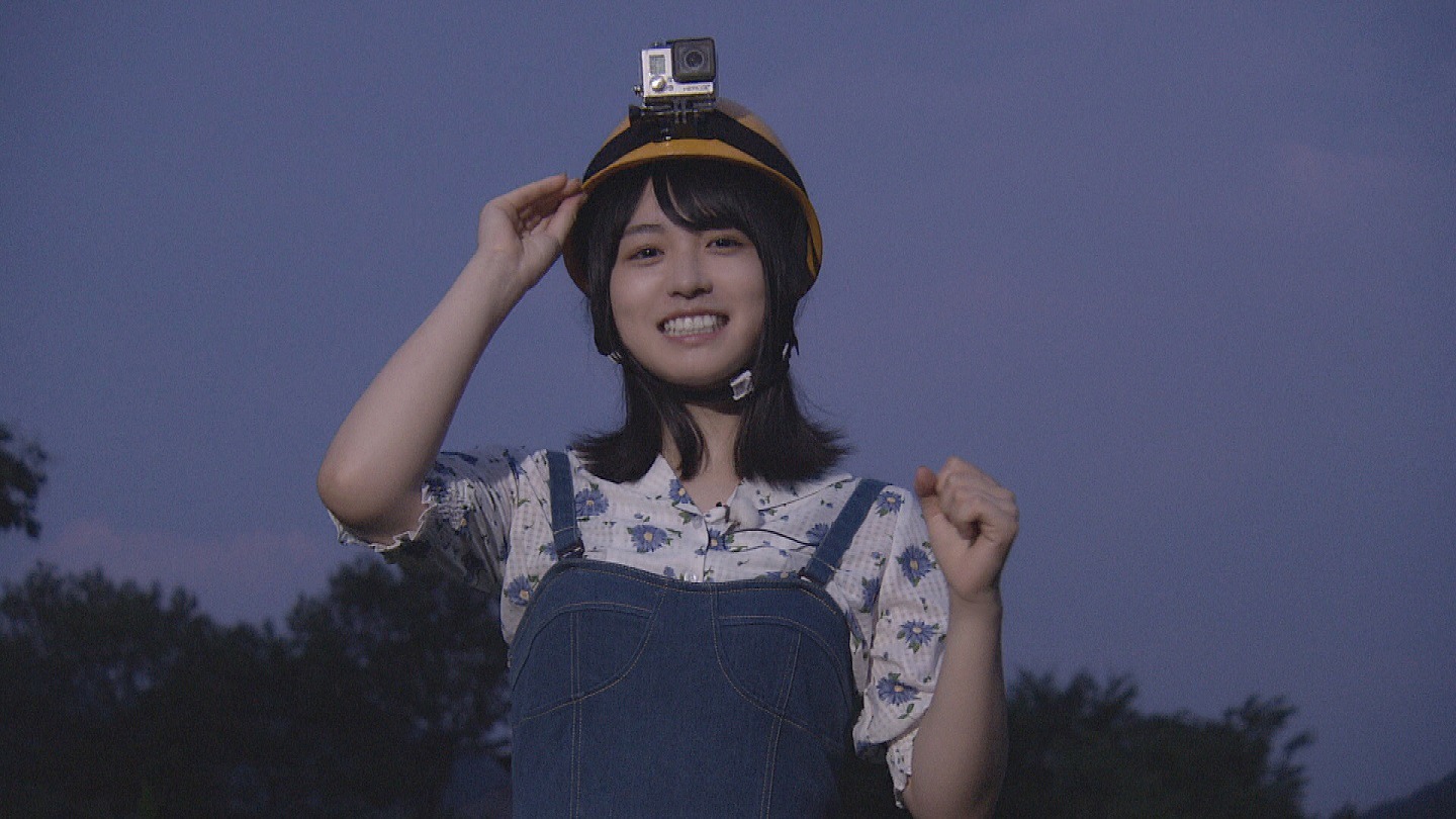 カメラ付きヘルメットを装着して調査する長濱ねる。