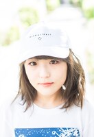 「Scenarioart」のキャップをかぶったハットリクミコ（Dr, Vo）。