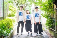 「Scenarioart」のTシャツを着たシナリオアート。