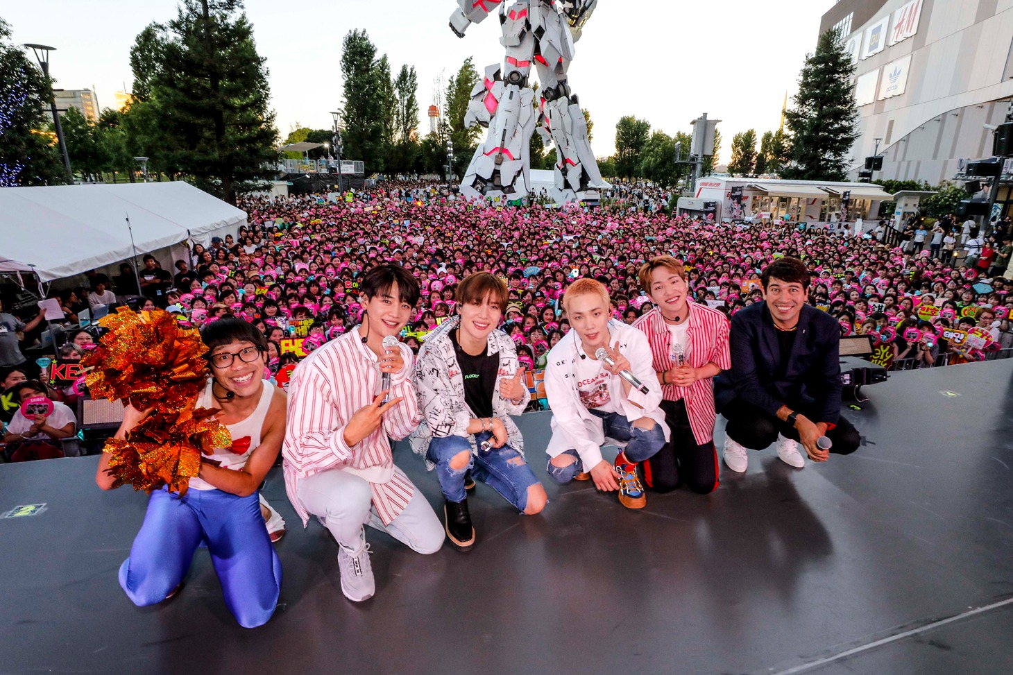SHINeeとひょっこりはん（左）、サッシャ（右）。（撮影：上飯坂一）