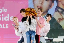ひょっこりするSHINee。（撮影：上飯坂一）