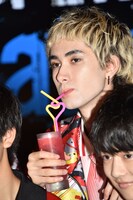 自身のドリンクを飲むジャン。