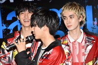 つよジャン（奥）の“DEVIL”っぷりを語る洸希（手前）。