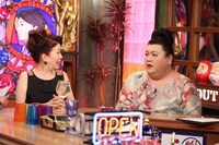 左から仁支川峰子、マツコ・デラックス。(c)フジテレビ