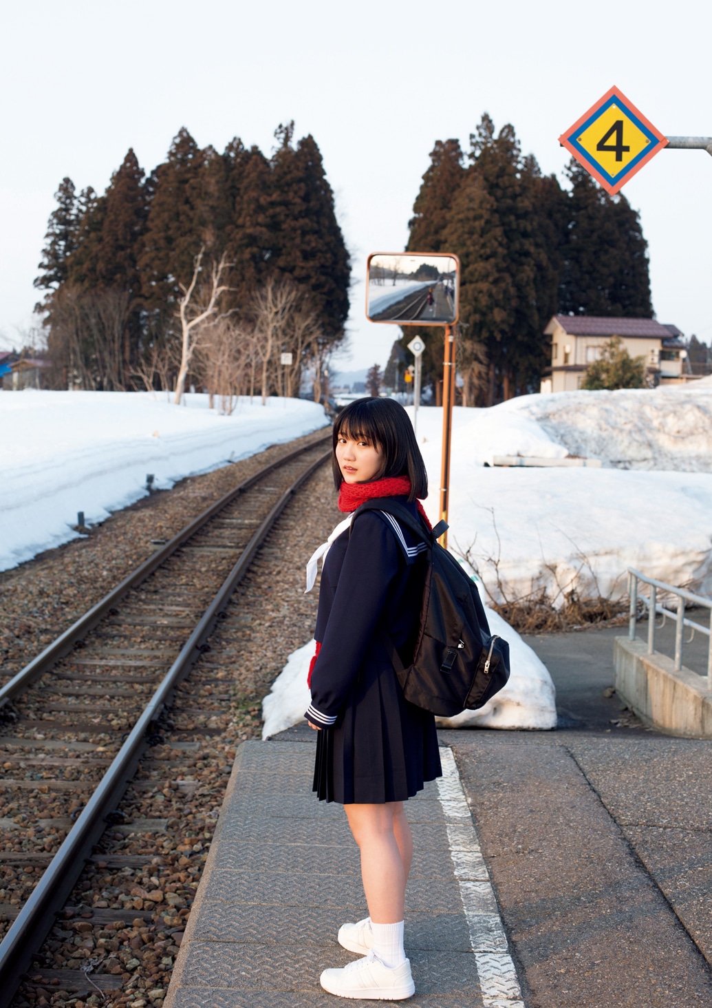 船木結2nd写真集「結色 MUSUBU16」より、雪の新潟で佇む船木結。（撮影：今村敏彦）