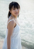 船木結2nd写真集「結色 MUSUBU16」より、グアムの海を前にした船木結。（撮影：今村敏彦）