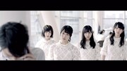 けやき坂46「ハッピーオーラ」ミュージックビデオのワンシーン。