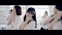 けやき坂46「ハッピーオーラ」ミュージックビデオのワンシーン。