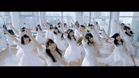 けやき坂46「ハッピーオーラ」ミュージックビデオのワンシーン。