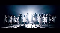 けやき坂46「ハッピーオーラ」ミュージックビデオのワンシーン。