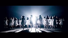 けやき坂46「ハッピーオーラ」ミュージックビデオのワンシーン。