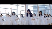 けやき坂46「ハッピーオーラ」ミュージックビデオのワンシーン。