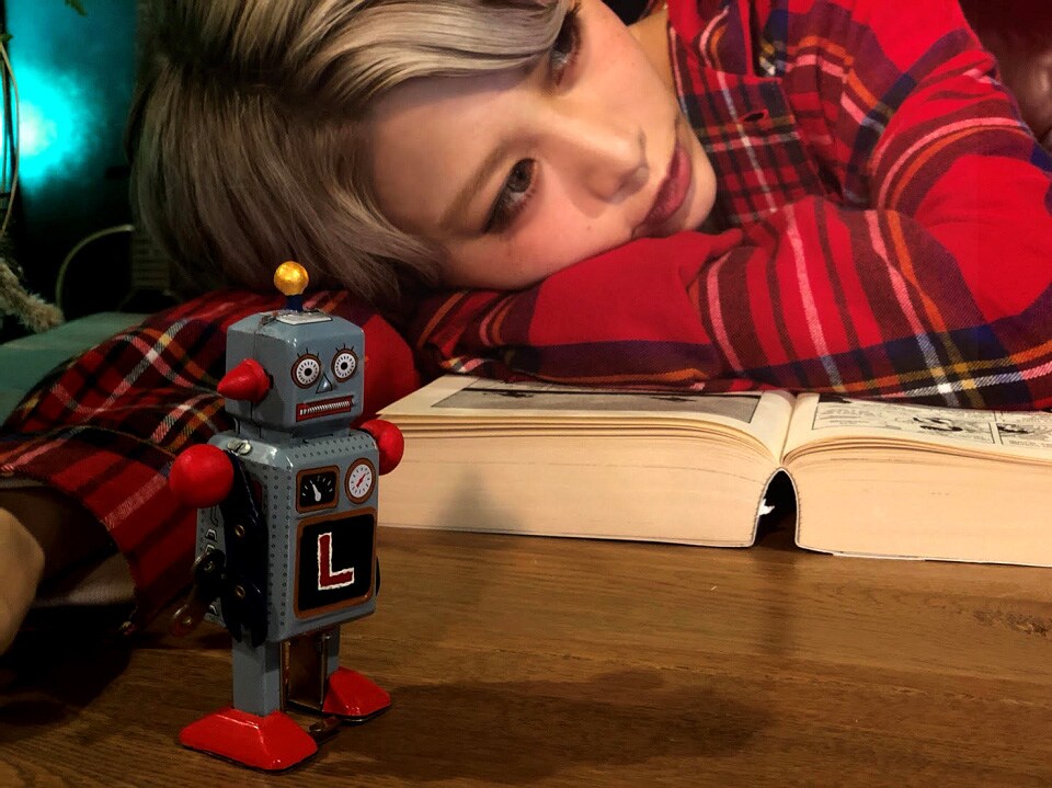 ロザリーナが華やかなエールソング配信、“にじいろ”に変化するリリックビデオも