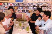 「本音でハシゴ酒」のワンシーン。(c)フジテレビ