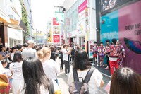 ライブ前、原宿・竹下通りに登場した「SWEET DEVIL」の大型看板前に訪れたSUPER★DRAGON。（撮影：笹森健一）