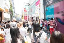 ライブ前、原宿・竹下通りに登場した「SWEET DEVIL」の大型看板前に訪れたSUPER★DRAGON。（撮影：笹森健一）