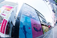 原宿・竹下通りに登場した「SWEET DEVIL」の大型看板。（撮影：笹森健一）