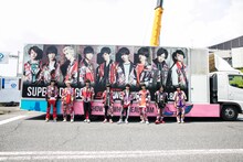 「SWEET DEVIL」のアドトラックとSUPER★DRAGON。（撮影：笹森健一）