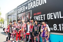「SWEET DEVIL」のアドトラックとSUPER★DRAGON。（撮影：笹森健一）