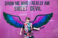 翼を授かった玲於。（撮影：笹森健一）