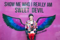 翼を授かった毅。（撮影：笹森健一）