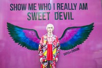 翼を授かったジャン。（撮影：笹森健一）