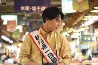 秋田市民市場を訪れたユースケ。