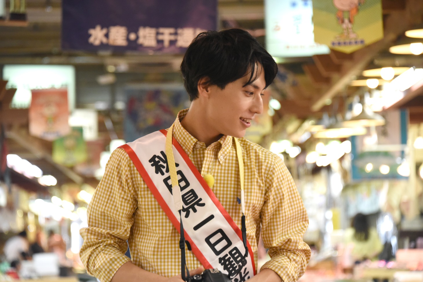 秋田市民市場を訪れたユースケ。