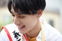 メンバーからのサプライズプレゼントを受け取ったユースケ。