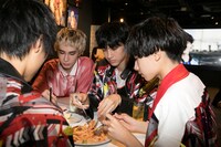 ライブ前「SUPER★DRAGON Hangout SD」を訪れたSUPER★DRAGON。（撮影：笹森健一）