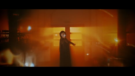 鬼束ちひろ「ヒナギク」ミュージックビデオのワンシーン。