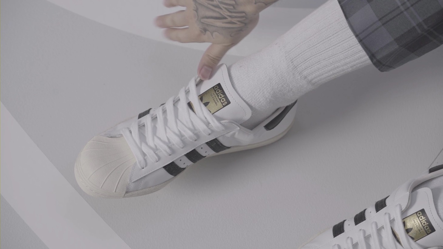 5lackが着用した「SUPERSTAR80s」。