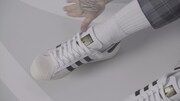 5lackが着用した「SUPERSTAR80s」。