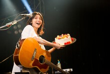 サプライズでケーキを贈られ笑顔を見せる植田真梨恵。（撮影：竹谷さくら）