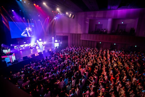 ここなつと日高里菜による「じもとっこスイーツ」の様子。（撮影：星野耕作、井上演）