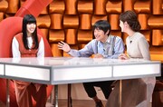 左からあいみょん、バカリズム、佐藤梨那アナウンサー。(c)日本テレビ
