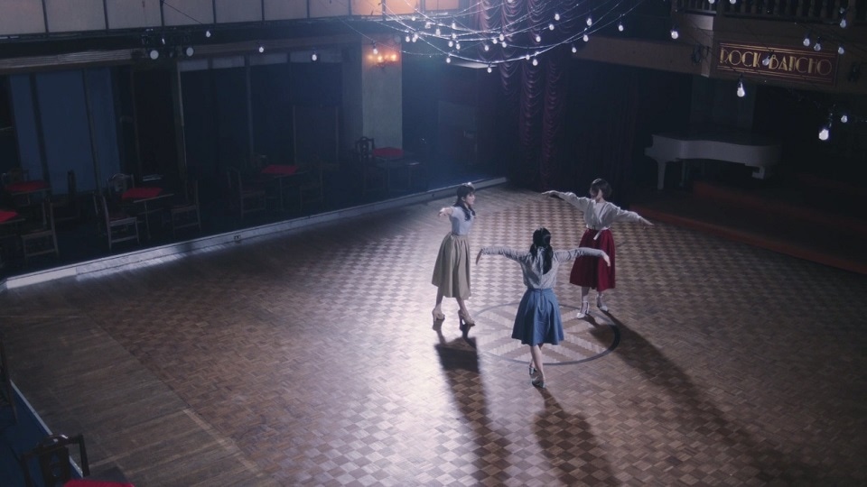乃木坂46「三角の空き地」ミュージックビデオのワンシーン。