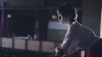 乃木坂46「三角の空き地」ミュージックビデオのワンシーン。