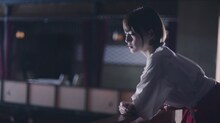 乃木坂46「三角の空き地」ミュージックビデオのワンシーン。
