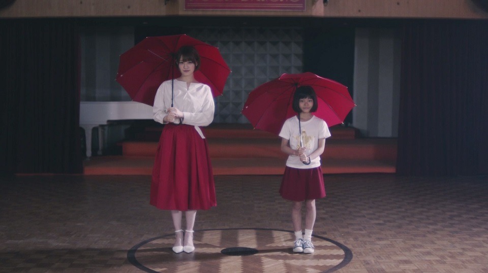 乃木坂46「三角の空き地」ミュージックビデオのワンシーン。