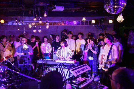 中村佳穂「Kaho Nakamura presents. pray play for Ｕ」の様子。（撮影：森建二）