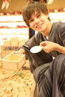 金魚すくいをするカイ。