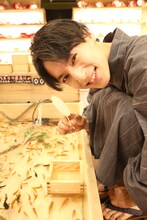 金魚すくいをするユースケ。