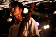 KOJI（Vo, B）（撮影：鈴木公平）