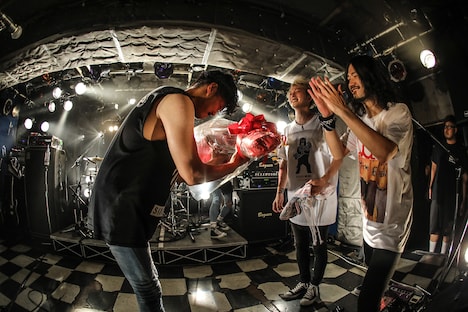 花束を受け取るSHUN（Dr）（左）。（撮影：鈴木公平）