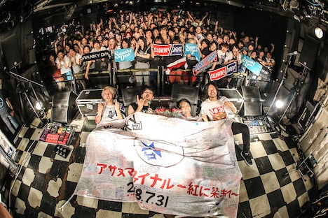 SWANKY DANK「アサヌマファイナル～紅に染まれ～」終演後の集合写真。（撮影：鈴木公平）