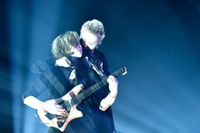 Ledaの顔を引き寄せて歌唱するluz。（撮影：小松陽祐［ODD JOB］、加藤千絵）